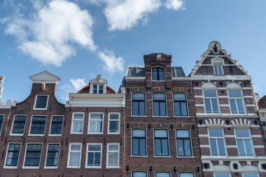 Hollanda'nın Amsterdam, mavi gökyüzü ile geleneksel eski binalar