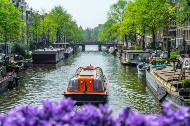 Görünümü teknelerle Amsterdam bir kanal. Hollanda
