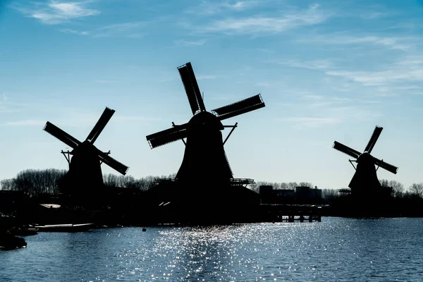 Silhueta Moinhos Vento Holanda Com Paisagem Nublada — Fotografia de Stock