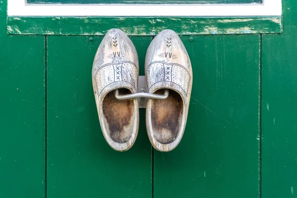 Scarpe Legno Tradizionali Olandesi Appese Muro Nei Paesi Bassi — Foto Stock