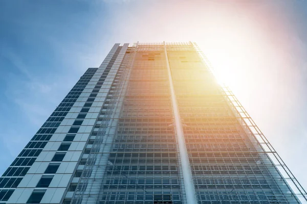 Low Angle View Skyscraper Lateral Sunlight Cloudscape Background — Stock Photo, Image