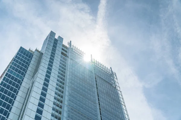 Low Angle View Skyscraper Sun Cloudscape Background — Stock Photo, Image