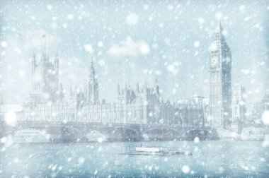 Westminster Bridge ve House of Parliament Londra manzarasına kar ile
