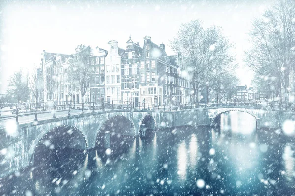 阿姆斯特丹运河的看法晚上与雪 — 图库照片