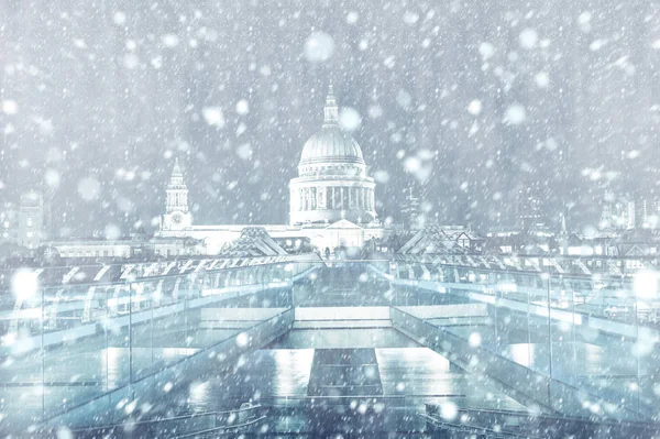 圣保罗大教堂和千禧桥在伦敦的夜晚与雪的看法 — 图库照片