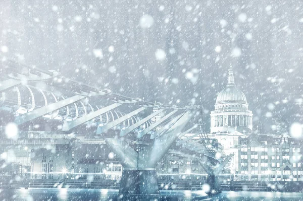 圣保罗大教堂和千禧桥在伦敦的夜晚与雪的看法 — 图库照片