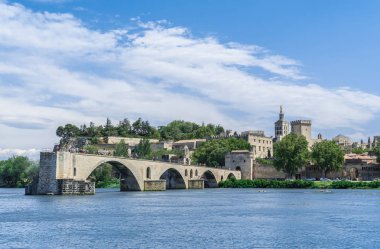 Popes Sarayı ve Rhone Nehri ile Avignon Köprüsü