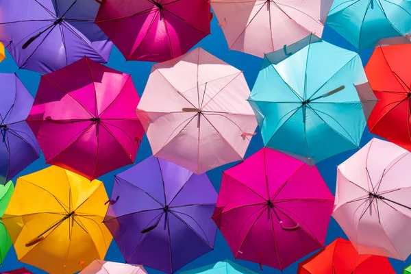 Красочные зонтики фон — стоковое фото