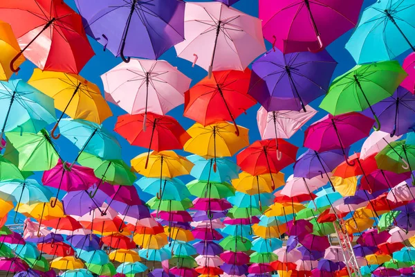 Πολύχρωμες ομπρέλες φόντο五彩缤纷的阳伞背景 — 图库照片