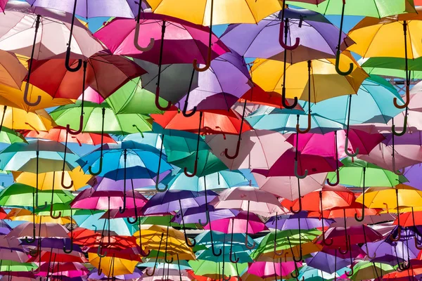Rue décorée avec des parasols colorés — Photo