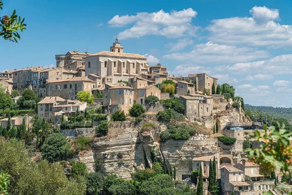 Blick auf Gordes, eine kleine mittelalterliche Stadt in der Provence — Stockfoto