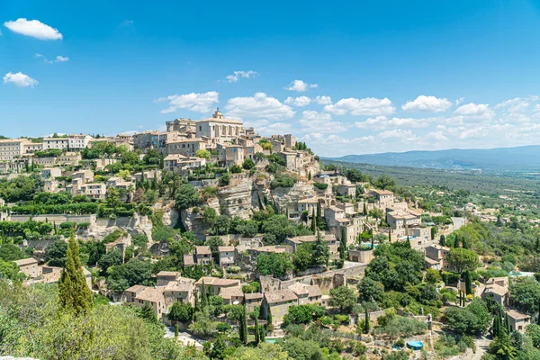 Pohled na Gordes, malé typické město v Provence — Stock fotografie