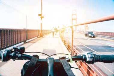San Francisco 'da Golden Gate Köprüsü' nde gün batımında bir bisikletin görüntüsü.