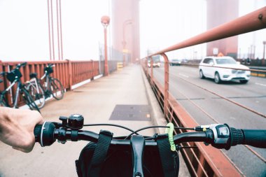 San Francisco 'daki Golden Gate Köprüsü' nden bir bisiklet manzarası.