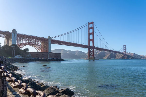 Prachtig uitzicht op Golden Gate brug vanaf Presidio. — Stockfoto