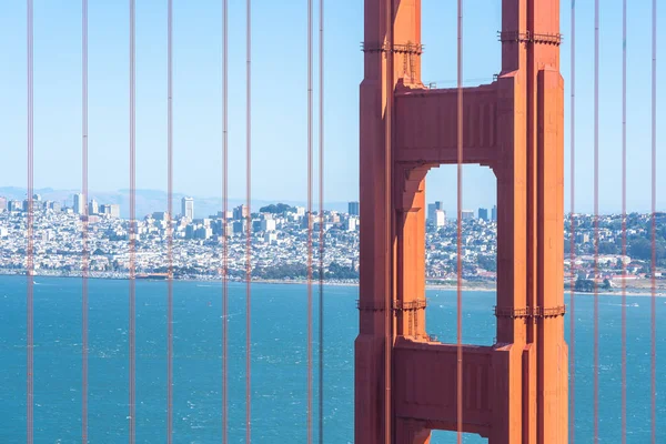 Close-up van Golden Gate Bridge met San Francisco skyline. — Stockfoto