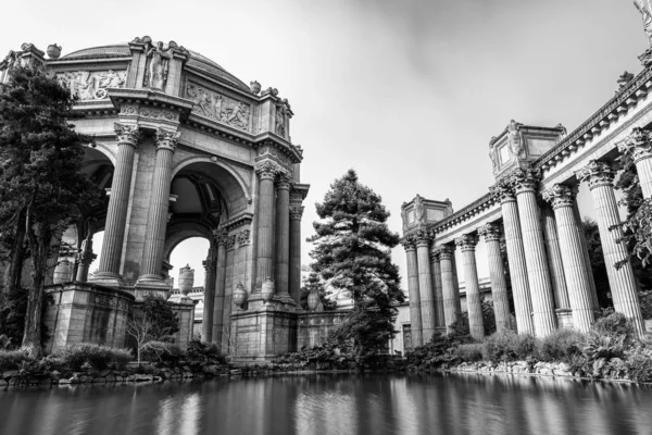 Detailní palác výtvarného umění v černé a bílé. — Stock fotografie