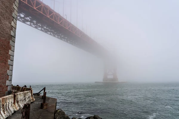 Dramatisch uitzicht op de Golden Gate Bridge in de mist. — Stockfoto