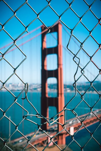 Iconic Golden Gate Bridge through a fence, San Francisco. — Stockfoto