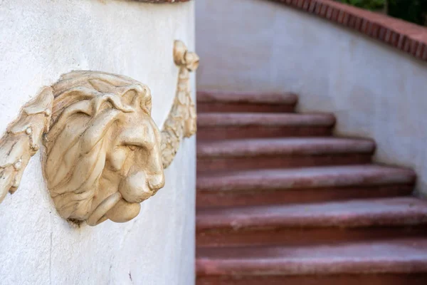 Leeuwenhoofd standbeeld bij de ingang van een luxe huis. — Stockfoto