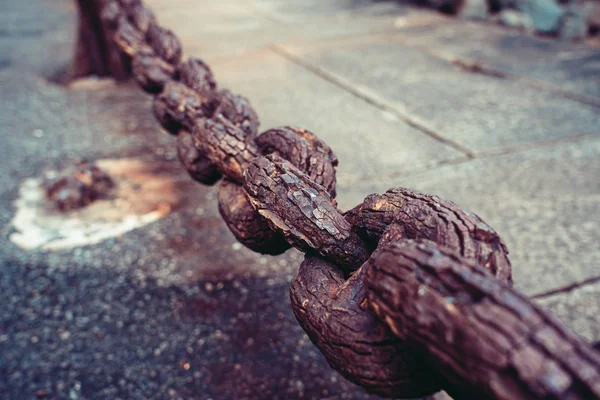 Nahaufnahme einer alten rostigen Kette. — Stockfoto