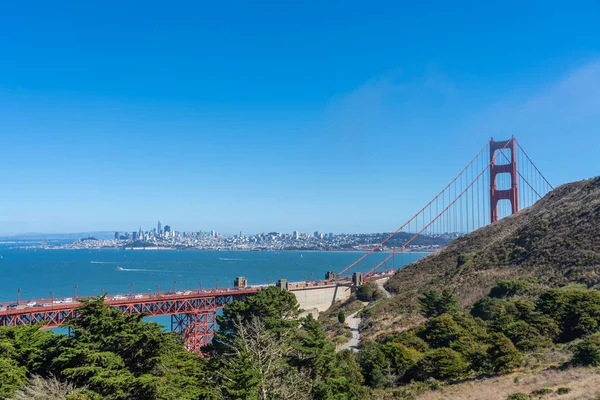 Skyline of San Francisco with Golden Gate Bridge. — Stockfoto