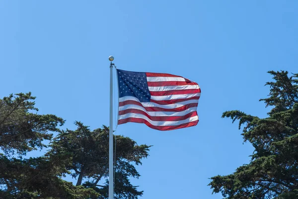 USA vlajka ve větru. — Stock fotografie