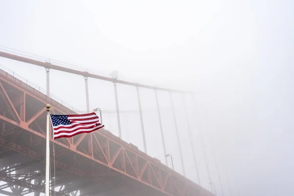 Usa zászló Golden Gate híddal a ködben. — Stock Fotó