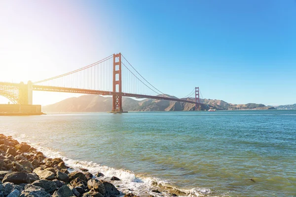 Veduta del Golden Gate Bridge alla luce del sole . — Foto Stock