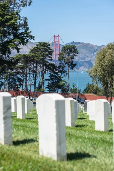 View of the Golden Gate bridge from National Cemetery in the Presidio. — Stock Photo, Image