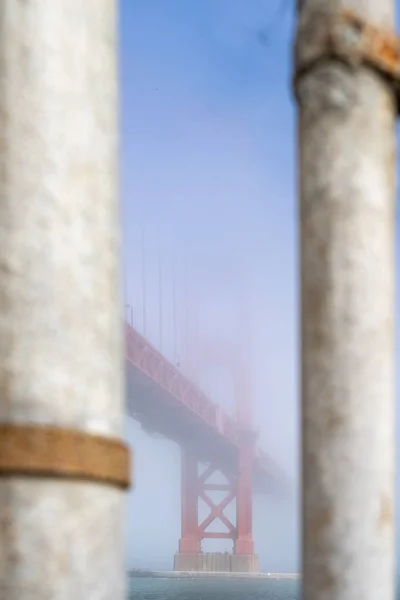 Vista del puente Golden Gate en la niebla . — Foto de Stock