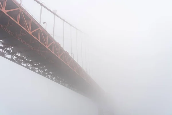 Zicht op de iconische Golden Gate Bridge in de mist, San Francisco. — Stockfoto
