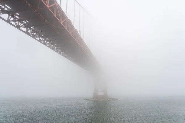 Zicht op de iconische Golden Gate Bridge in de mist. — Stockfoto