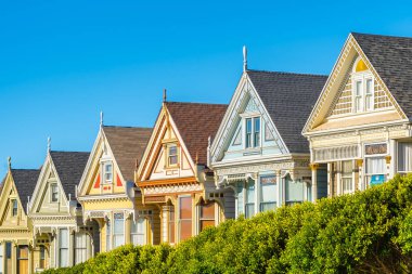 California 'daki Alamo Meydanı' nda San Francisco Viktorya dönemi evleri