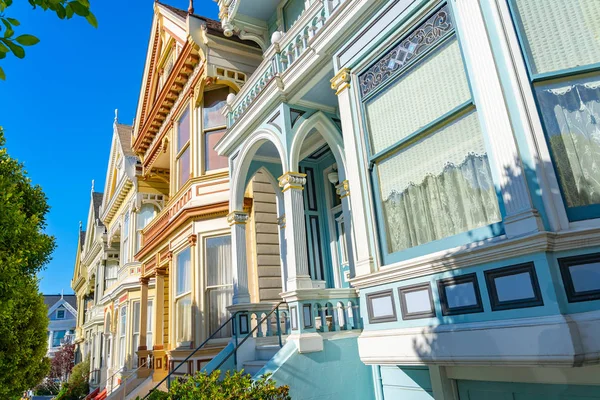 Close-up op victoriaanse huizen in Alamo plein, San Francisco — Stockfoto