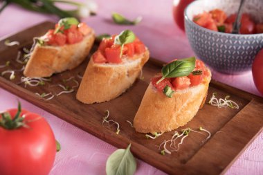 Geleneksel İtalyan bruschetta parlak zemin üzerine