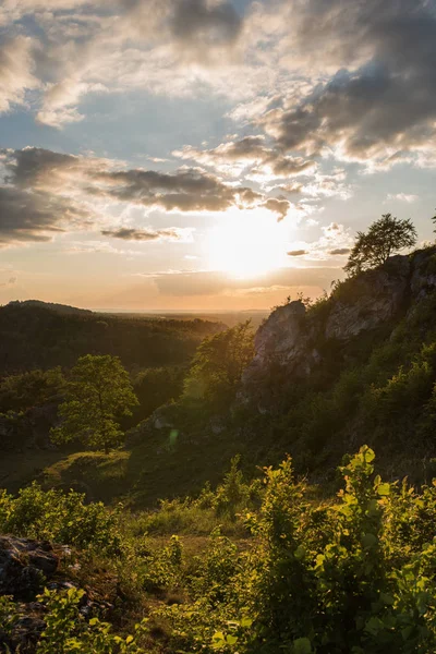 Dağların üzerinden güzel gün batımı