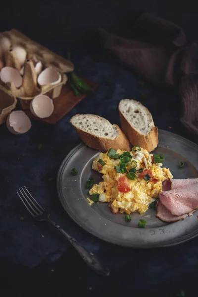 Huevos Revueltos Con Tomates Sobre Fondo Oscuro — Foto de Stock