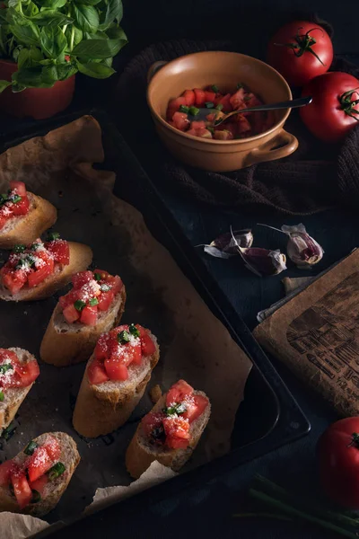 Koyu Arka Plan Üzerinde Talyan Bruschetta — Stok fotoğraf