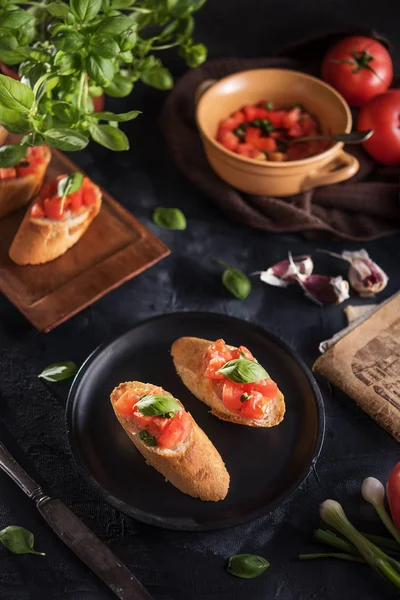 Bruschetta Italiana Sobre Fondo Oscuro —  Fotos de Stock