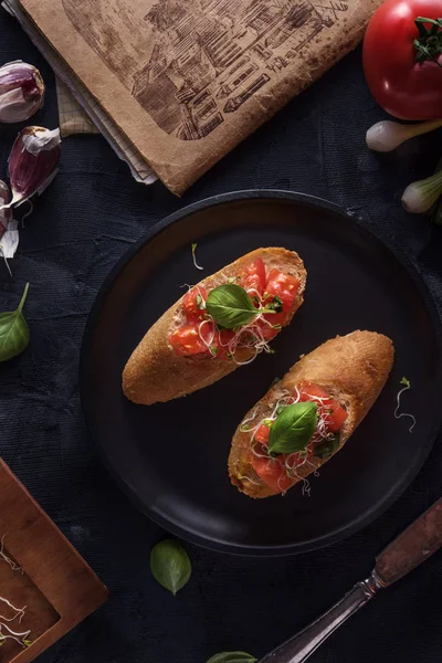 Bruschetta Italiana Sobre Fondo Oscuro —  Fotos de Stock