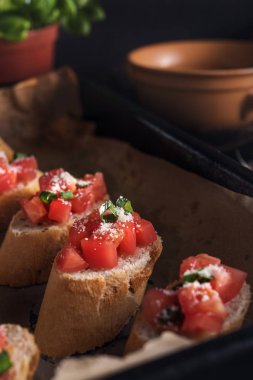 Koyu arka plan üzerinde İtalyan bruschetta
