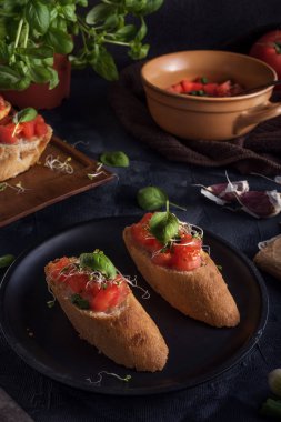 Koyu arka plan üzerinde İtalyan bruschetta