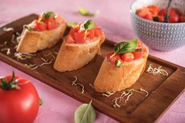 Geleneksel İtalyan bruschetta parlak zemin üzerine