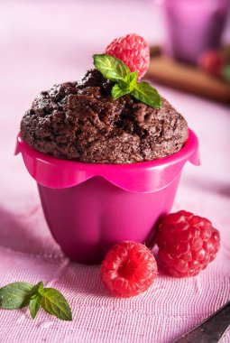 Pembe bir arka plan üzerinde tatlı çikolatalı kek