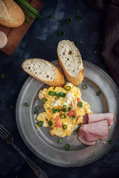 Huevos Revueltos Con Tomates Sobre Fondo Oscuro —  Fotos de Stock