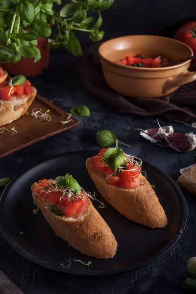 Italiaanse Bruschetta Donkere Achtergrond — Stockfoto