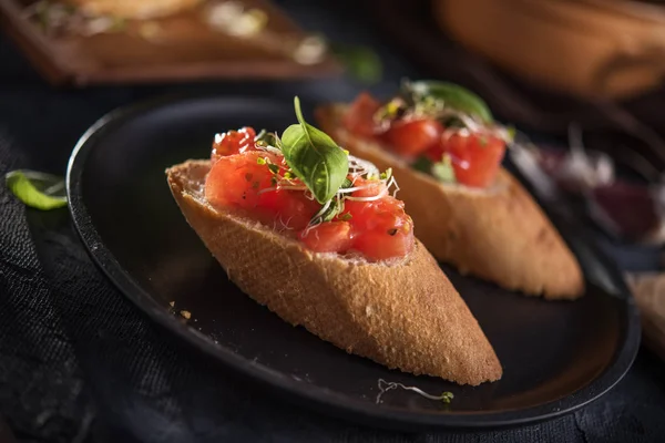 Italiaanse Bruschetta Donkere Achtergrond — Stockfoto