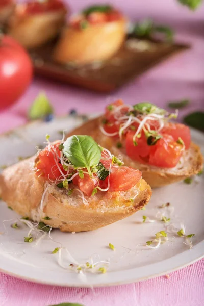 Bruschetta Italiana Tradicional Sobre Fondo Brillante —  Fotos de Stock