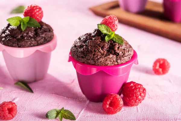 ピンクの背景に甘いチョコレート ケーキ — ストック写真